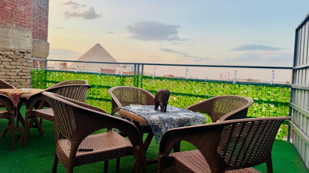 カイロにあるGreat Pyramids view Lodgeの猫の座席