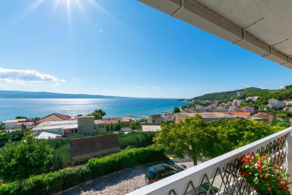 une vue sur l'océan depuis un balcon dans l'établissement Apartments Boro, à Dugi Rat
