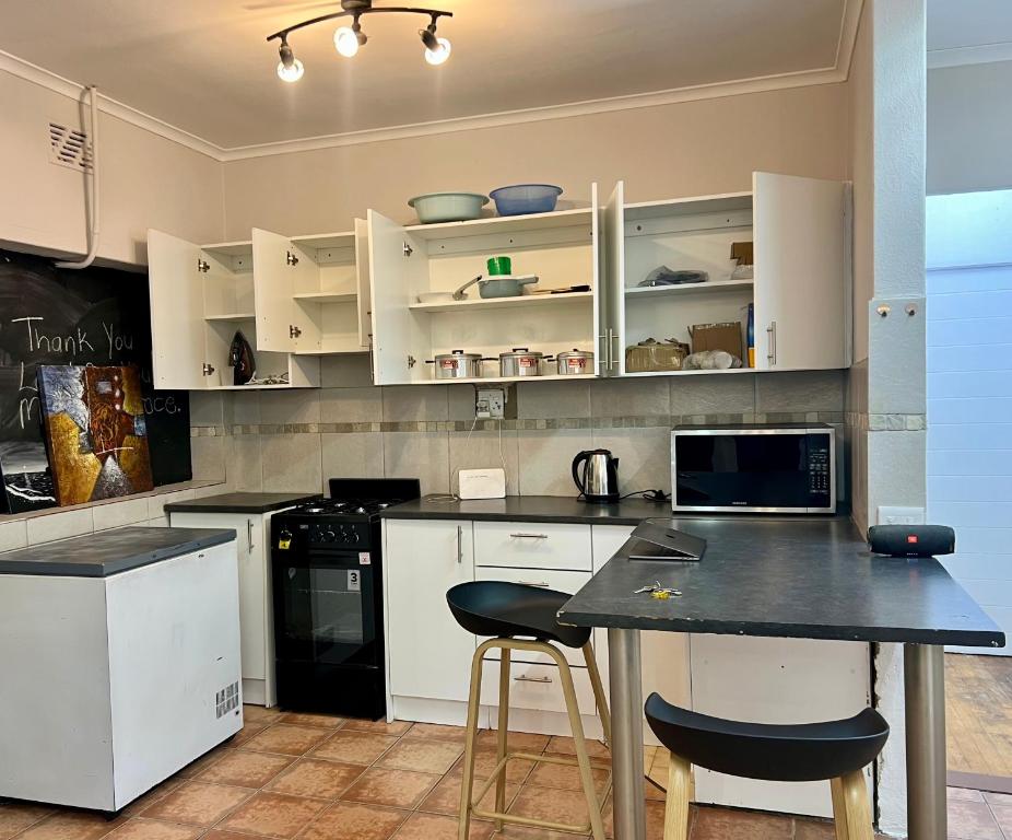 Η κουζίνα ή μικρή κουζίνα στο Jabulani's Serenity