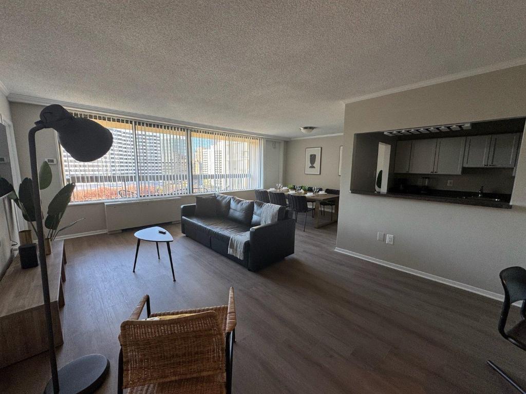 Posezení v ubytování Modern Apt in Crystal City Near the Airport