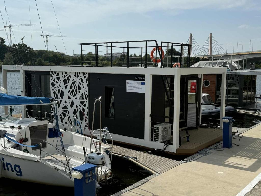 Afbeelding uit fotogalerij van Lukrecja HouseBoat in Wrocław