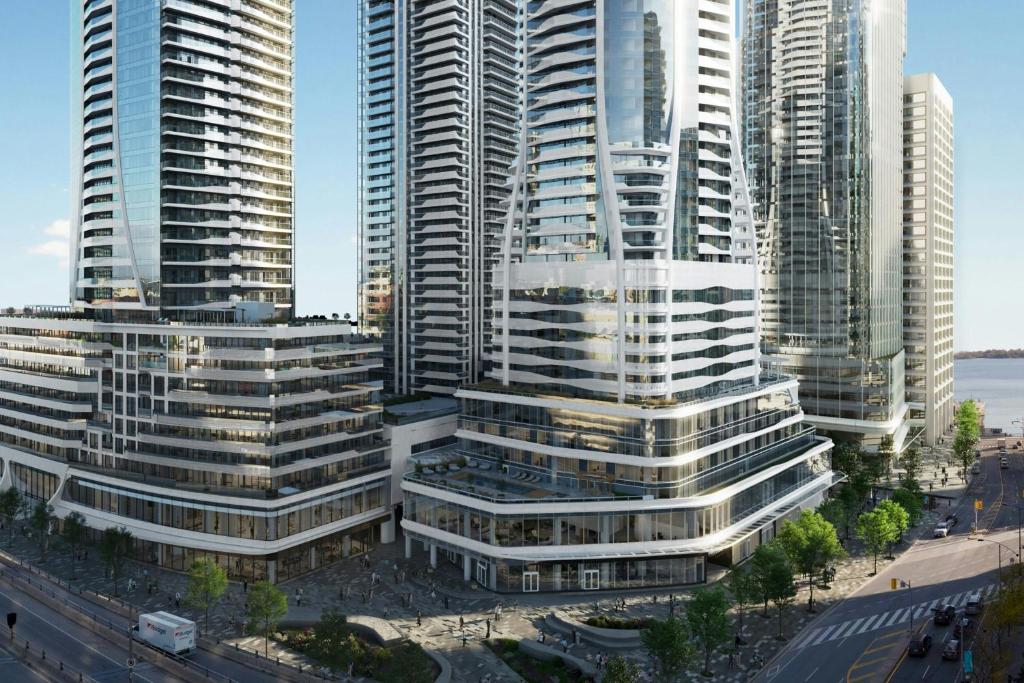 een luchtzicht op hoge gebouwen in een stad bij Le Méridien Toronto Pinnacle Hotel in Toronto