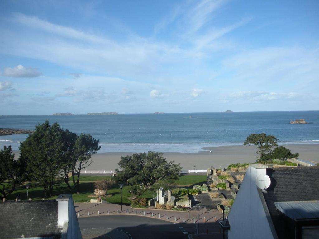 - une vue sur la plage depuis le balcon d'une maison dans l'établissement Maison Gwel Kaer, à Perros-Guirec