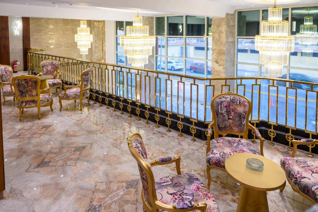 vestíbulo del hotel con sillas, mesas y ventanas en Aracan Hotac Ras El Bar, en Ras El Bar