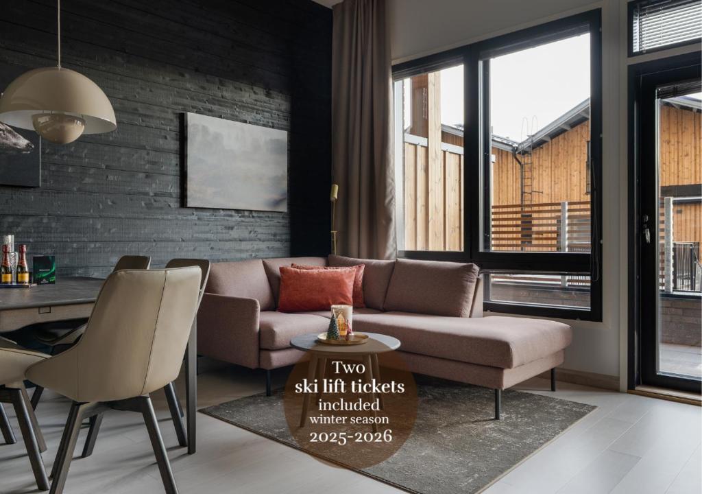un salon avec un canapé et une table dans l'établissement Le Chalet Lingonberry D3 Ski-in Ski-out by Aavalevi, à Levi