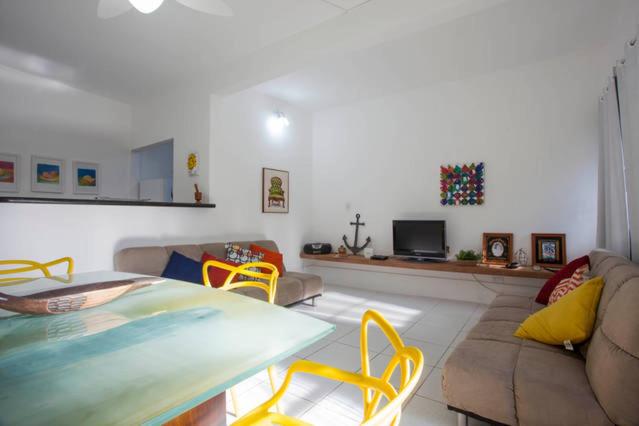 a living room with a couch and a pool table at Lindo Apartamento em Arraial in Arraial do Cabo