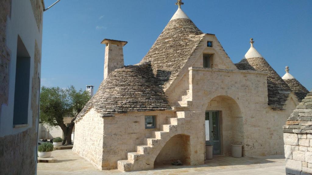 an old stone building with a roof at Dimora Sumerano in Alberobello