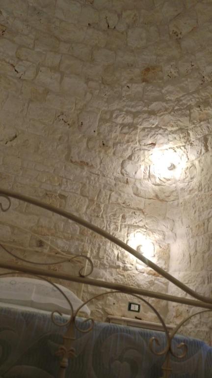 a white brick wall with a light on it at Dimora Sumerano in Alberobello
