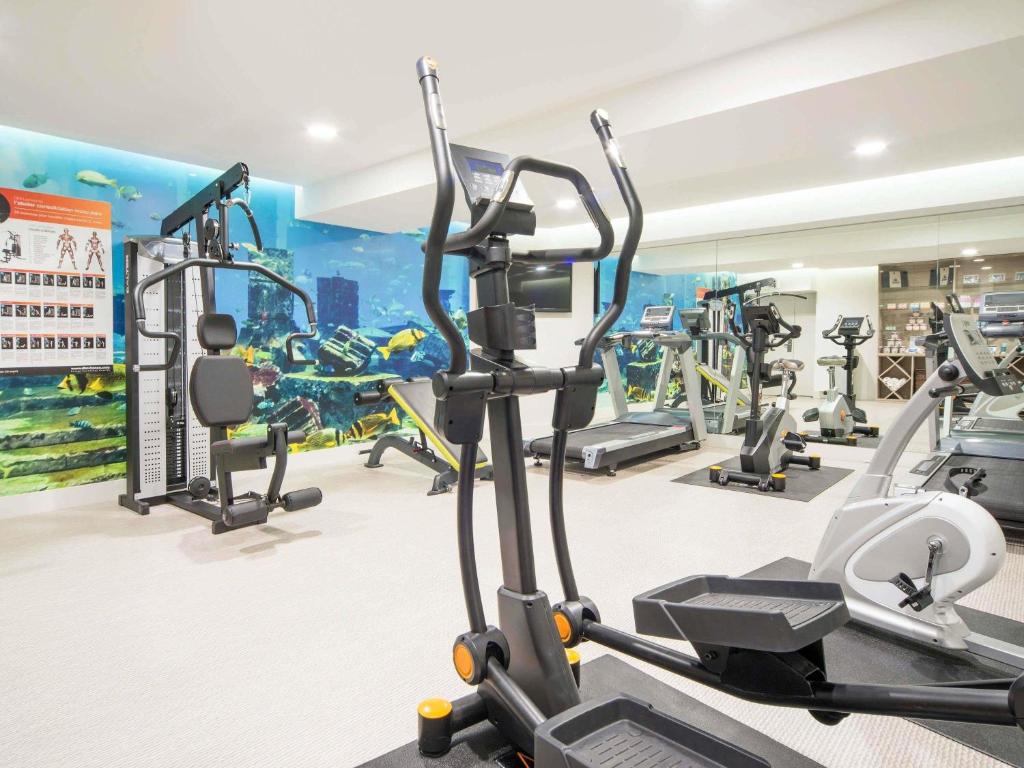 un gimnasio con cintas de correr y máquinas elípticas en ibis Styles La Rochelle Centre Vieux Port, en La Rochelle