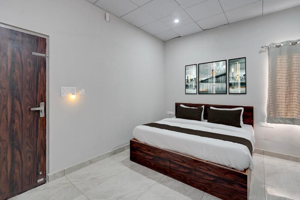 ジャイプールにあるCollection O Kesar Crossway Jaipur Formerly Laxmi Palaceの部屋の中に大きなベッドがある寝室