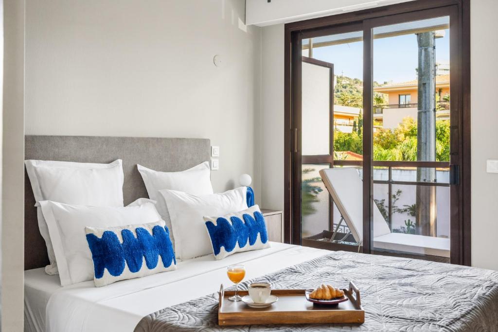 Vivre Cannes l Parking l Balcony l 15min to La Croisette في كان: غرفة نوم بها سرير عليه صينية طعام