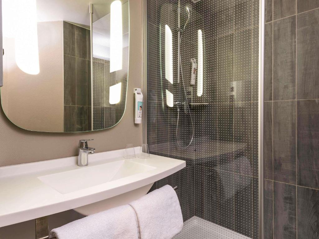 
Standard Room with One Double Bed and One Single Bed
