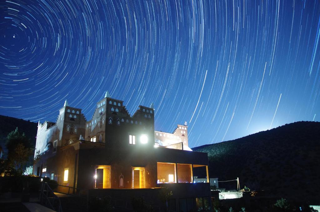 アジラルにあるAdaZen Ecolodgeの空に星の軌跡が見える古い建物