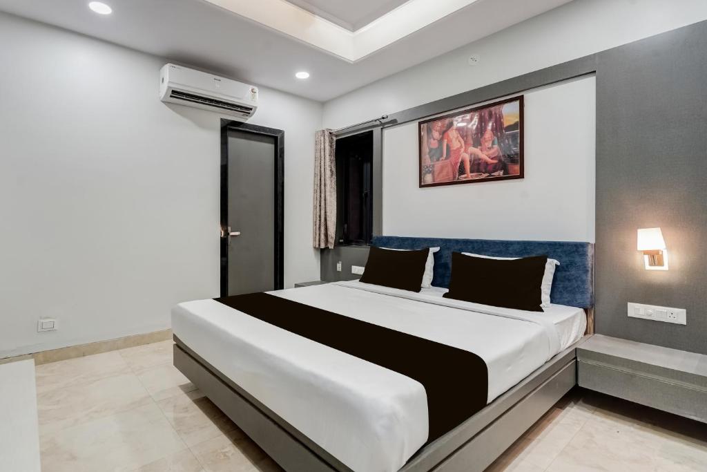 a bedroom with a large bed in a room at Super Townhouse Jodhpur Clock Tower Formerly Shiv Hari Heritage in Jodhpur