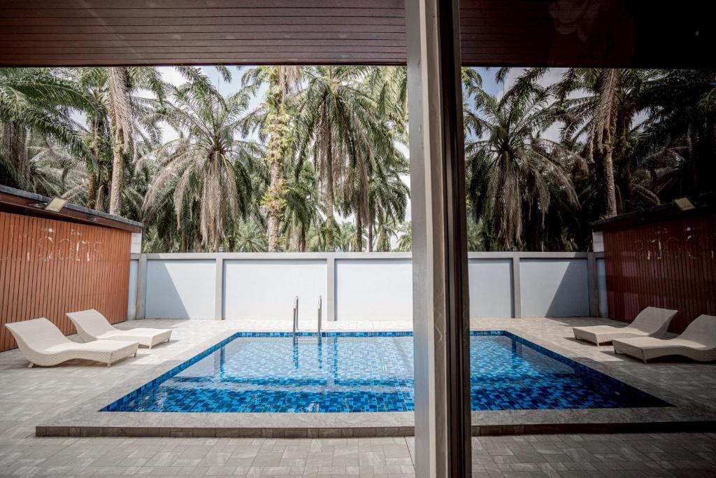 une piscine sur le toit d'une maison dans l'établissement Ao Nang Boutique Apartment & Pool, à Ban Chong Phli