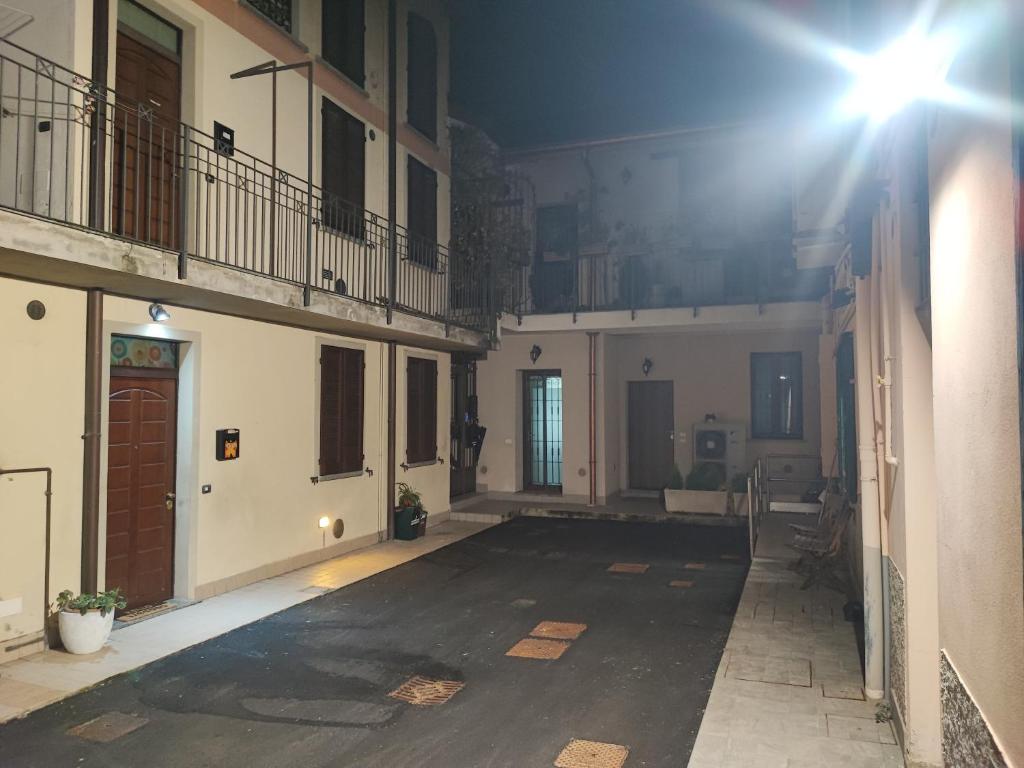 an empty courtyard of a building with a light on at Leo House in Trezzo sullʼAdda
