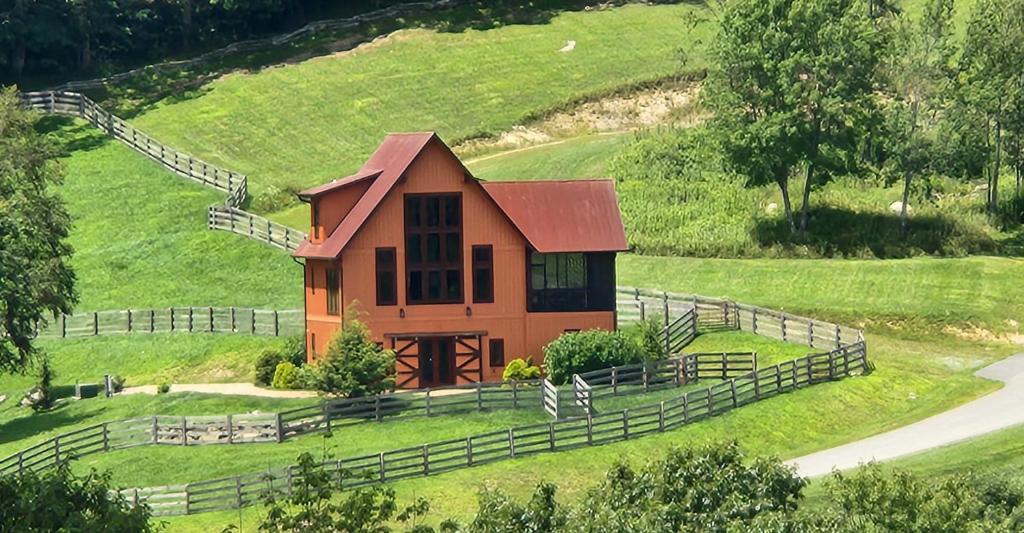 una pequeña casa en medio de un campo en Mio Nido at Eagles Nest, en Newland