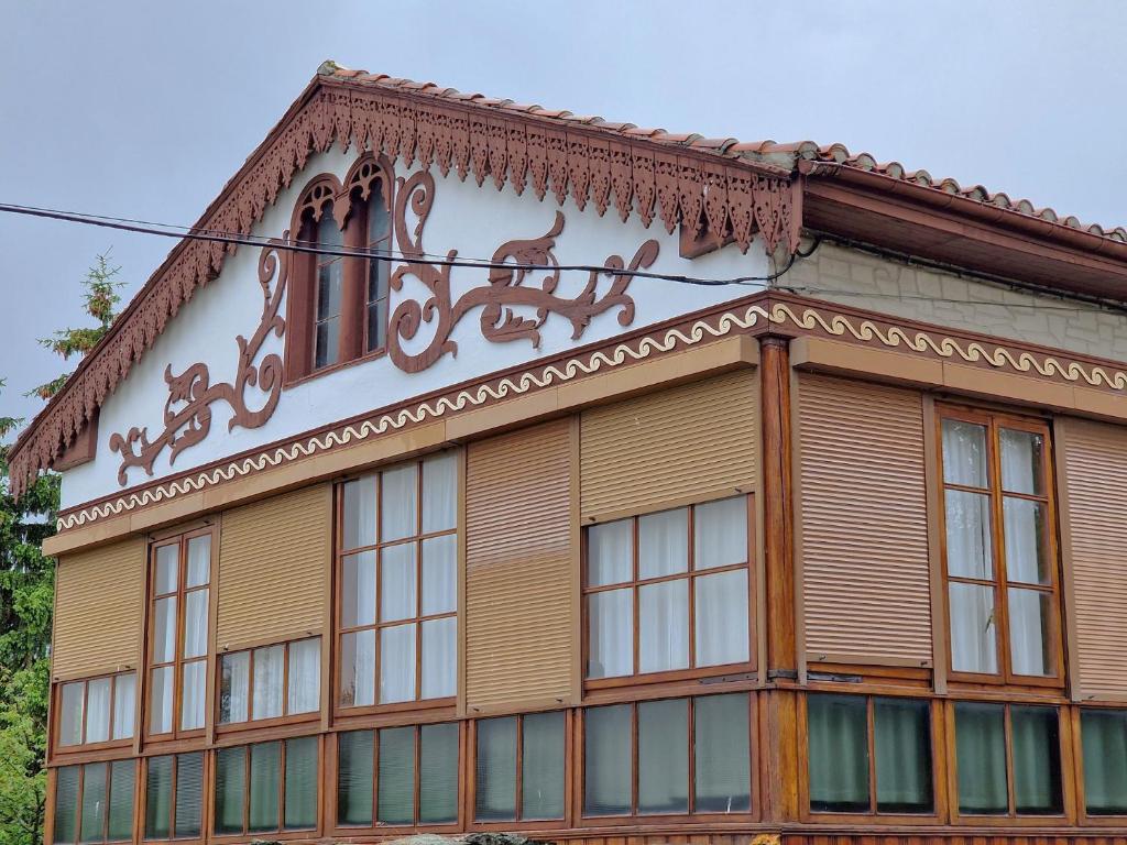ein Gebäude mit einem Schild an der Seite in der Unterkunft Casa Rural Los Monteros in Espinosa de los Monteros