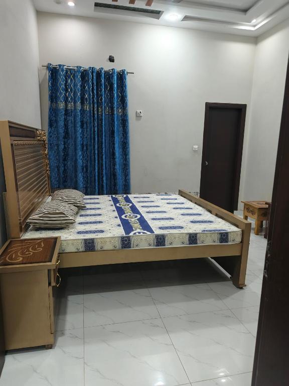 Postel nebo postele na pokoji v ubytování Marhaba Guest House Multan