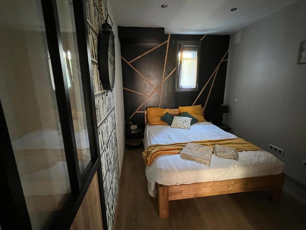 Un dormitorio con una cama con dos libros encima. en Escape Room Codex Verha - Logement insolite Nancy, en Nancy