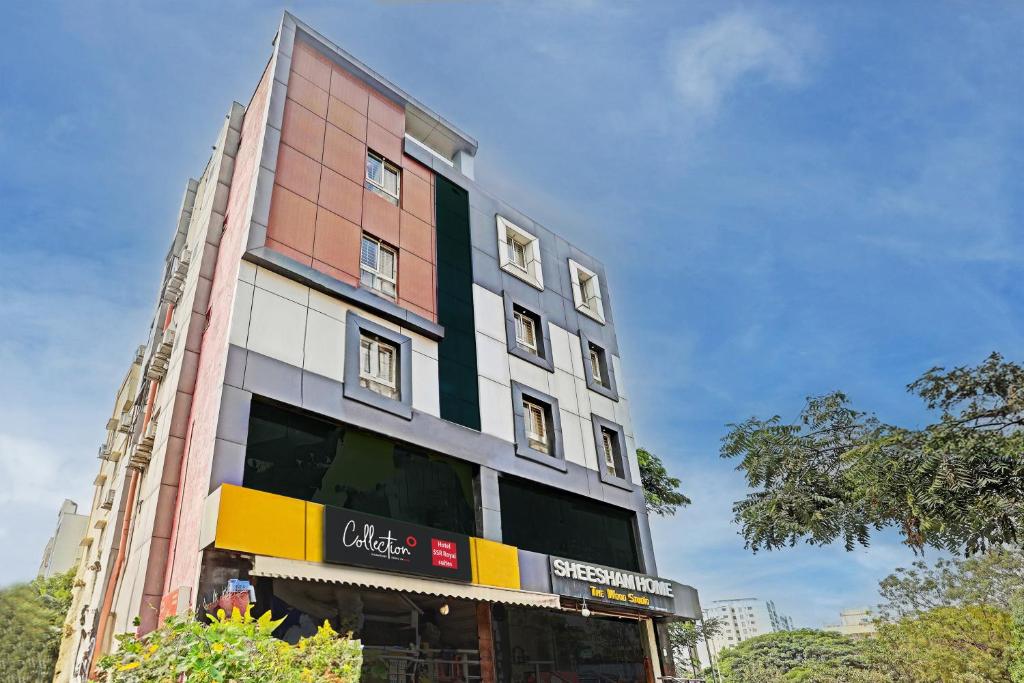 un grand bâtiment avec une enseigne devant dans l'établissement Collection O SSR Royal Suites, à Hyderabad