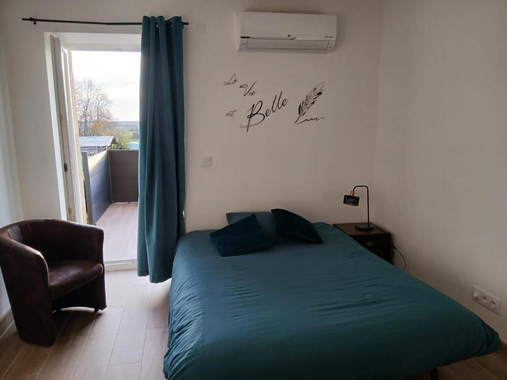 ein Schlafzimmer mit einem Bett und einem Stuhl und einem Fenster in der Unterkunft Studio des huis Kitchenette-Salle de bain-Terrasse 