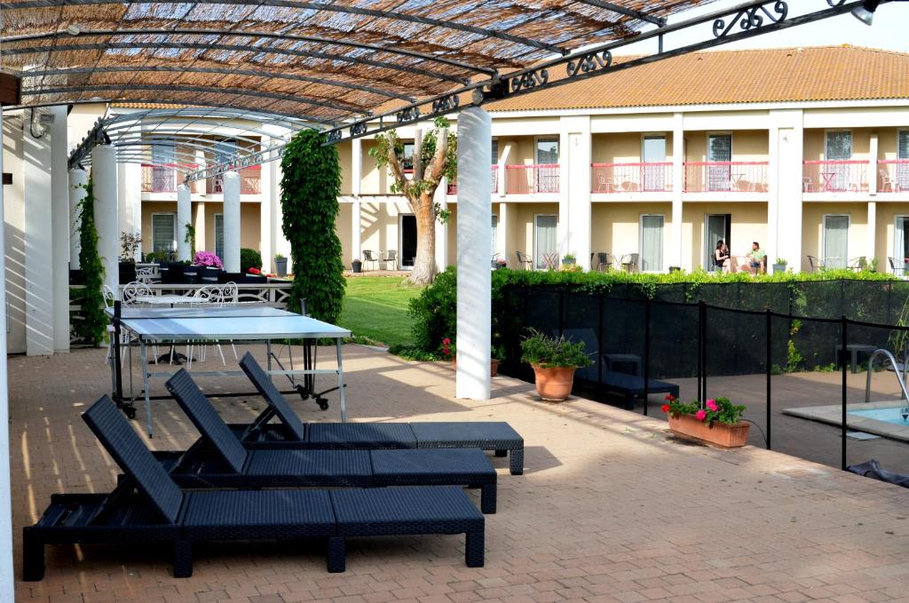 Bazén v ubytování Hôtel le Mas des Ponts d'Arles nebo v jeho okolí