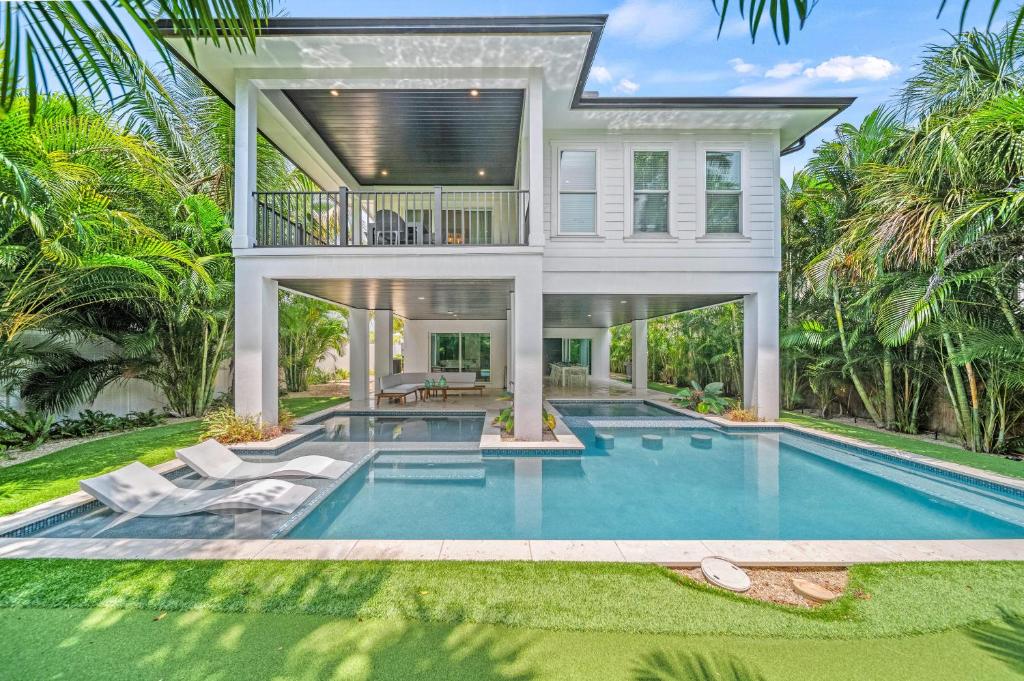 una casa con piscina di fronte a una casa di Kays Landing - 423 ad Anna Maria