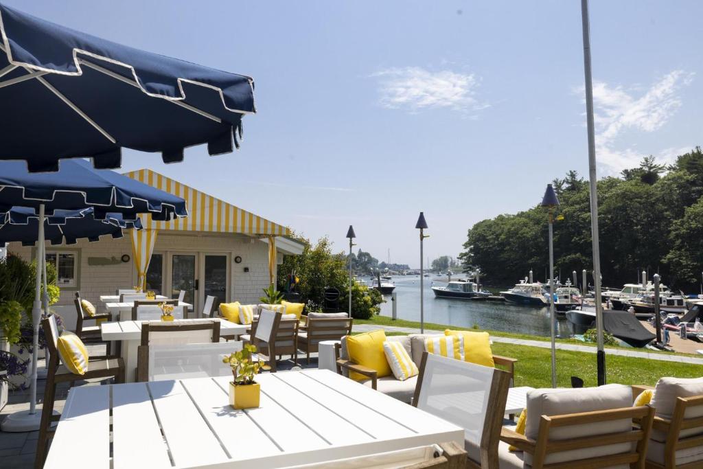 een restaurant met tafels en stoelen en een jachthaven bij Yachtsman Lodge & Marina in Kennebunkport