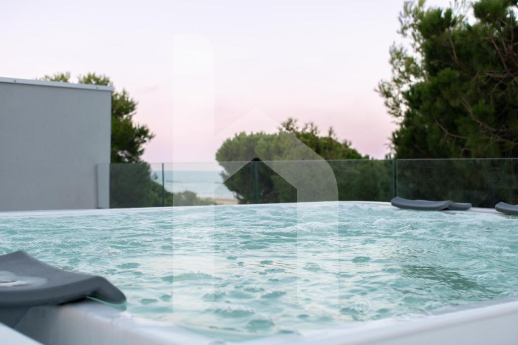 Bazén v ubytování Homiday - Poseidon Luxury nebo v jeho okolí