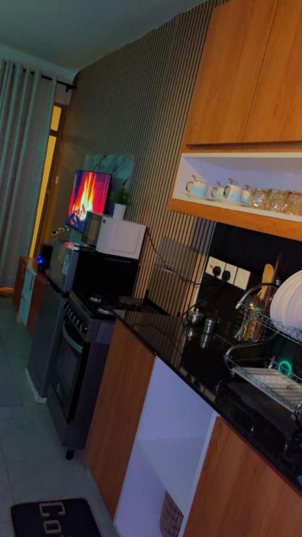 Habitación con cocina con encimera. en cate havens, en Nairobi