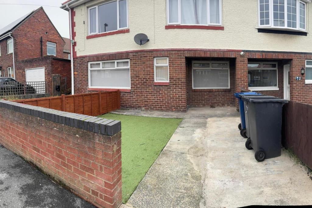 West BoldonにあるBungalow - Sleeps 2 - Parking - Gardenのレンガ造りの家