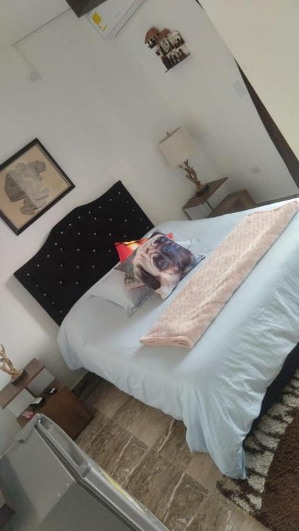 a bedroom with a bed with a picture on it at HOTEL EMPRESARIAL Arcoiris de mi llano in Paz de Ariporo