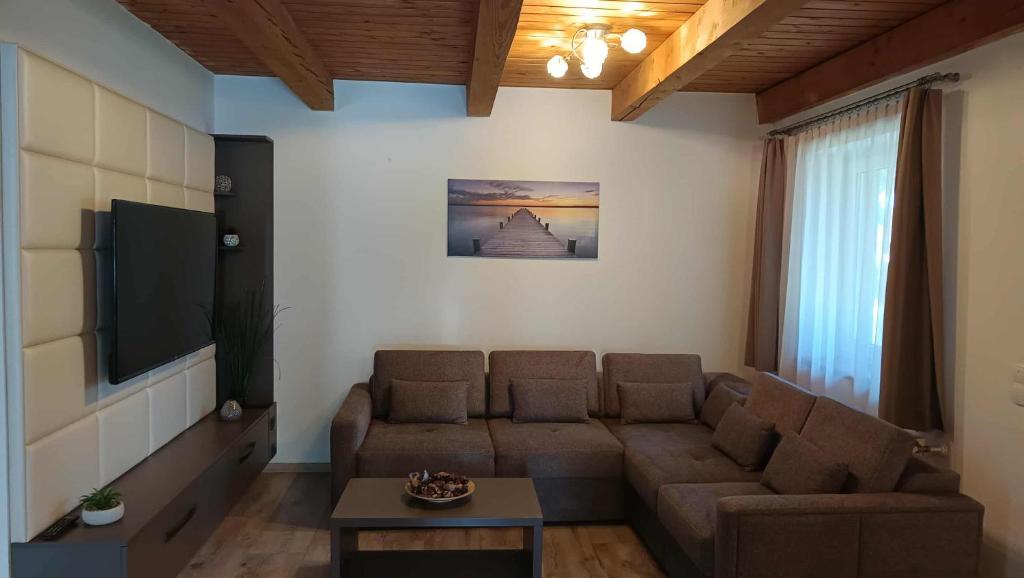 TV a/nebo společenská místnost v ubytování Eleven Apartman Agárd