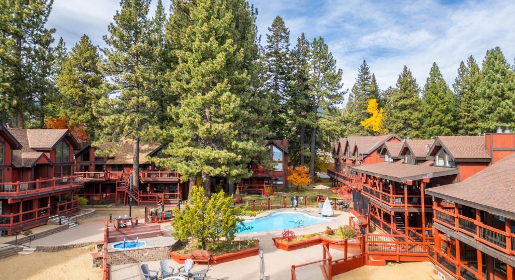 une vue aérienne d'un complexe avec piscine et arbres dans l'établissement Tahoe Edgelake Beach Club, à Tahoe Vista