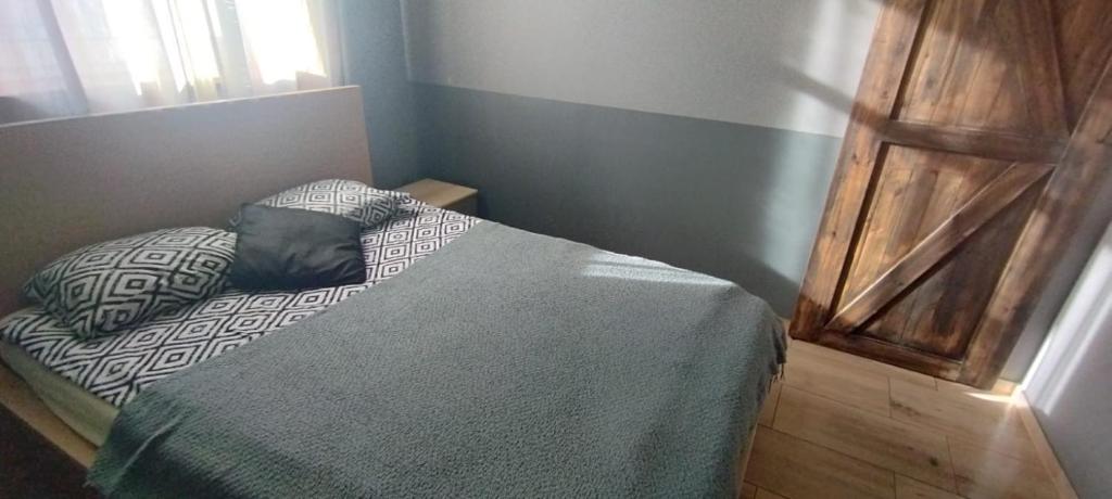 Una cama pequeña en una habitación pequeña con en Centrum Kupiecka Apartment, en Zielona Góra