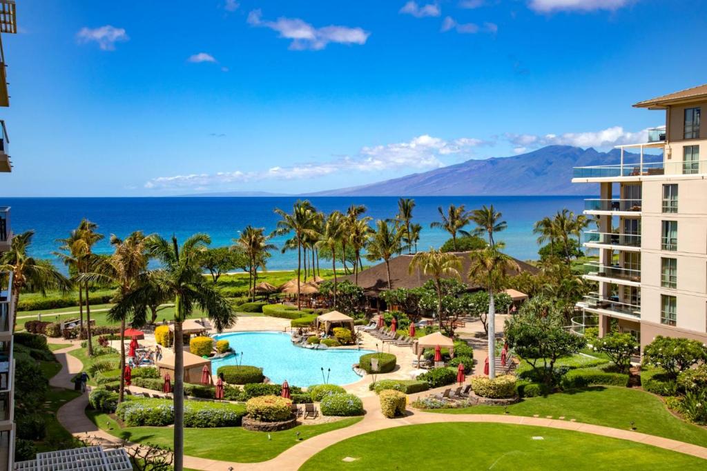 - une vue sur le complexe et l'océan en arrière-plan dans l'établissement Honua Kai 4 Free Rental Cars KBM Resorts Extra Large Lanai 4 Units 8 Bedrooms HK ML-1287, à Kaanapali Airport