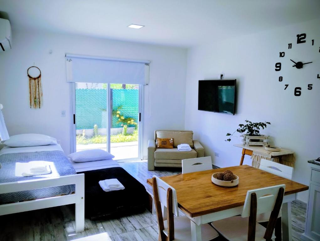 een woonkamer met een tafel en een eetkamer bij Casa con jardín Las Marías 1 in Miramar