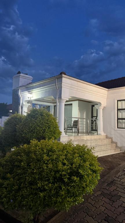 トホイアンドゥーにあるMakhuvha Tshilivho Luxury Houseの白い家