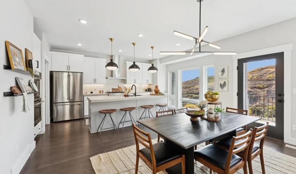 Η κουζίνα ή μικρή κουζίνα στο Refined Mountain Getaway with Premium Upgrades