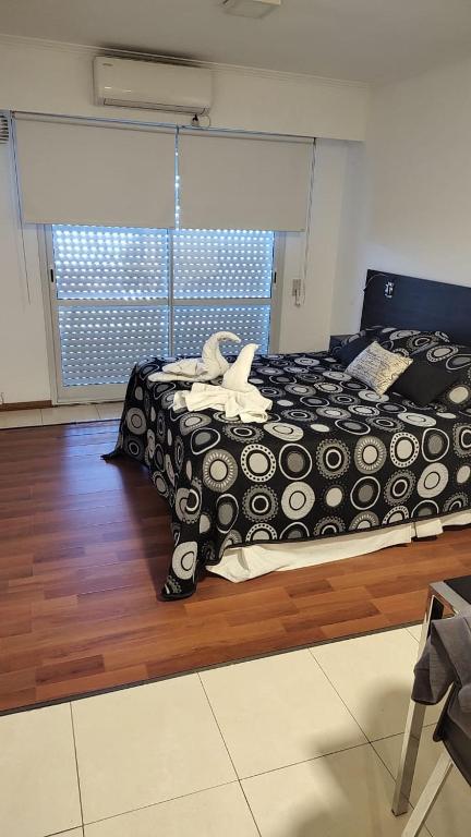 a bedroom with a bed with a white bird on it at Colina Garden departamento in Victoria