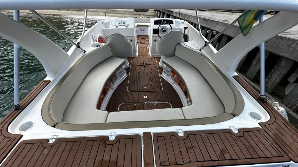 - Vistas al interior de un barco en Maravilhas de Angra, en Angra dos Reis