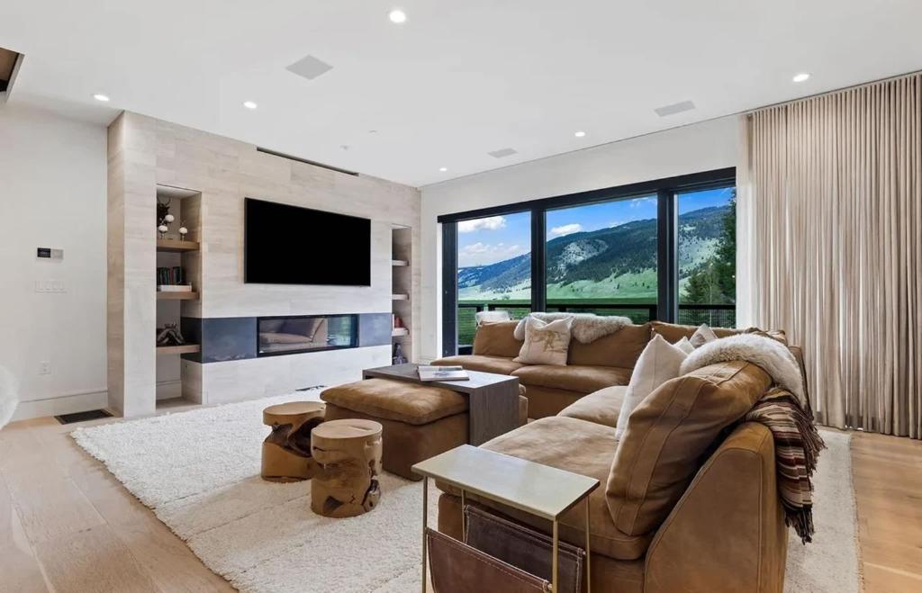 ein Wohnzimmer mit Sofa und Fernseher in der Unterkunft Modern Jackson Getaway Near Town Square in Jackson