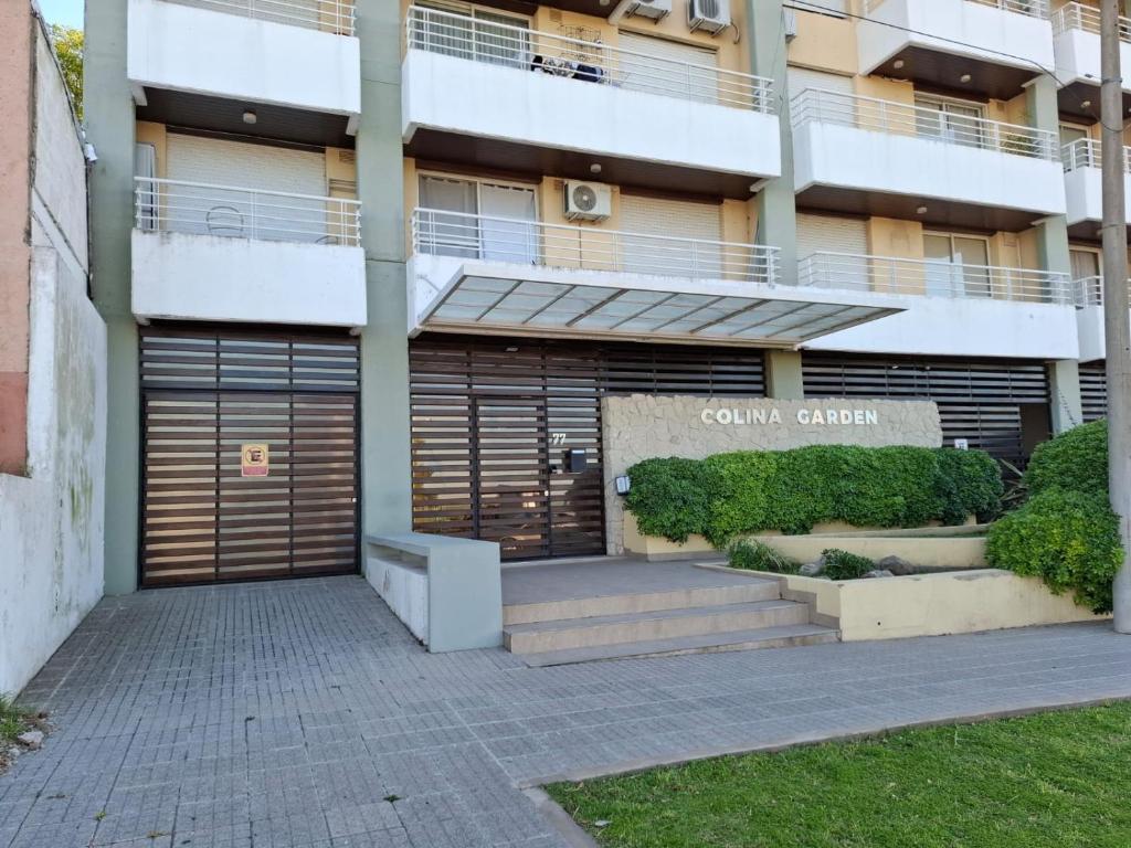 Un edificio con puerta de garaje y escaleras al frente. en Colina Garden departamento, en Victoria