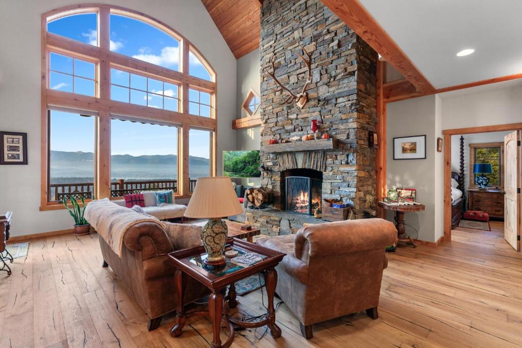 uma sala de estar com um sofá e uma lareira de pedra em 818Forever em Lignite