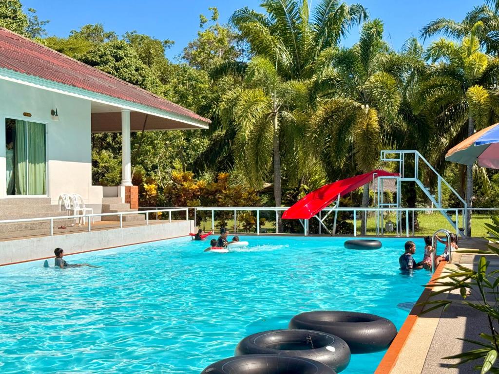 Bazén v ubytování Avare House Krabi nebo v jeho okolí