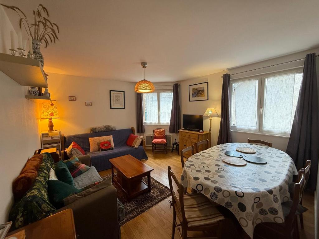 ein Wohnzimmer mit Tisch und Couch in der Unterkunft Charmant 3 pièces au cœur de Villard-de-Lans avec Wi-Fi - FR-1-515-195 in Villard-de-Lans