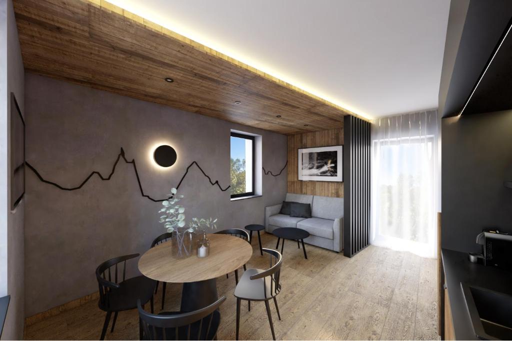 ein Wohnzimmer mit Tisch und Couch in der Unterkunft Resort Jezerní in Železná Ruda