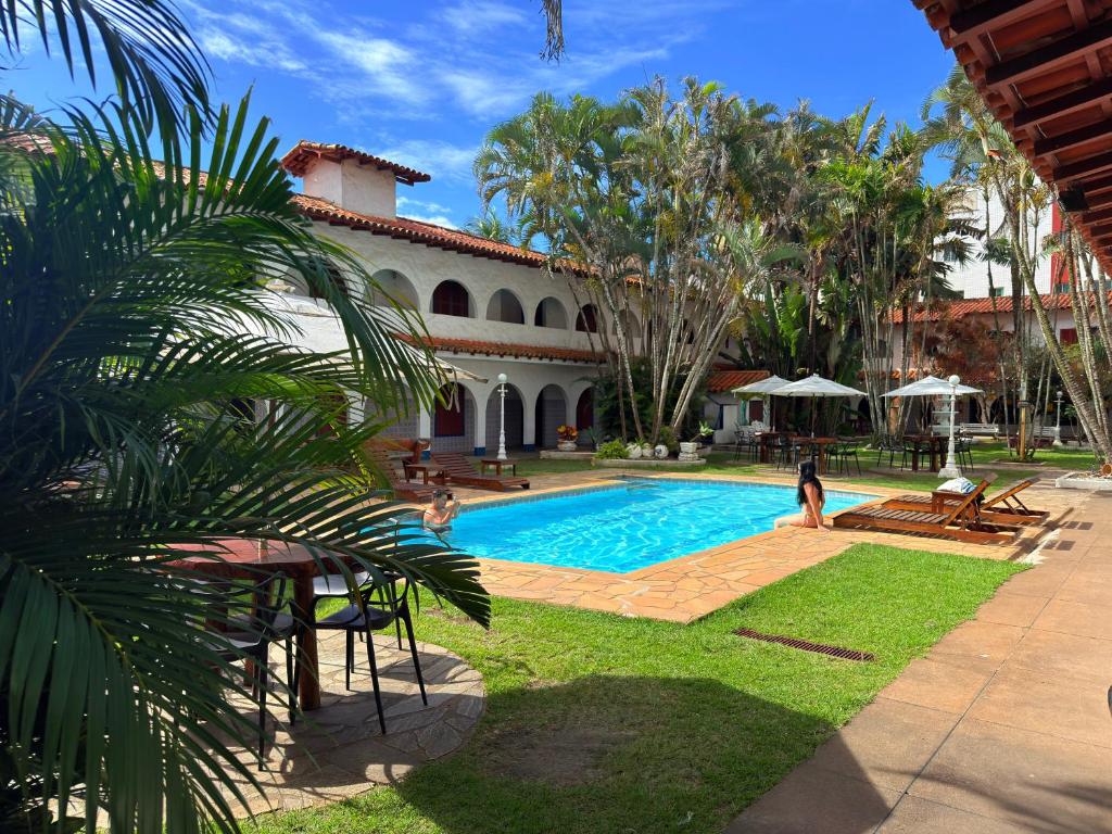 una piscina frente a una casa en Pousada Puerta Del Sol Rio das Ostras, en Rio das Ostras
