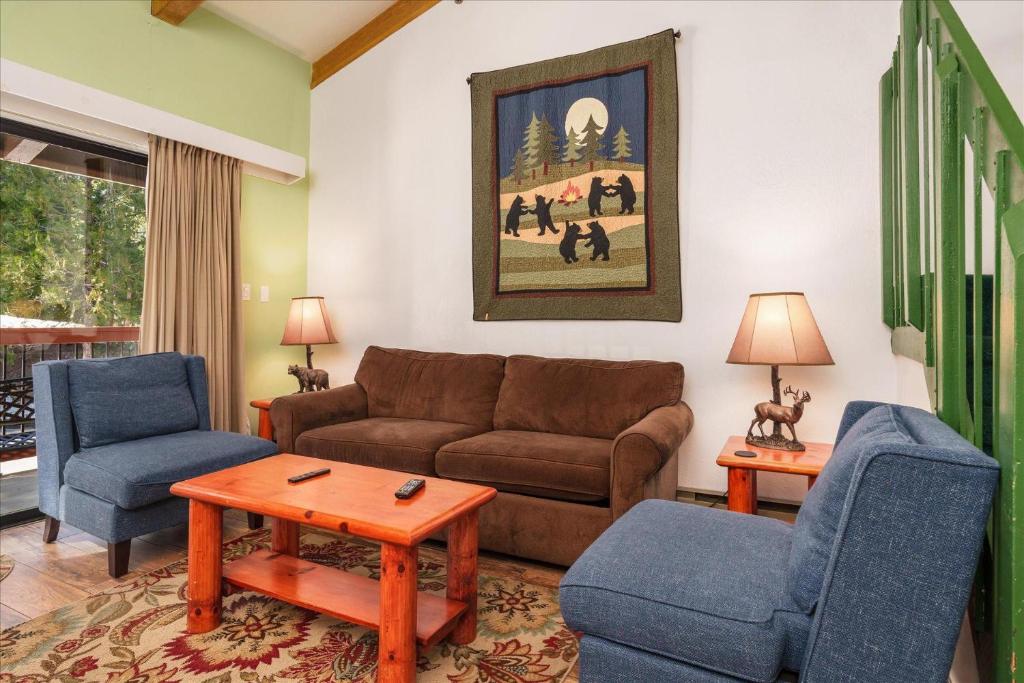 un soggiorno con un divano e due poltrone di (A204) Loft Condominiums a Yosemite West